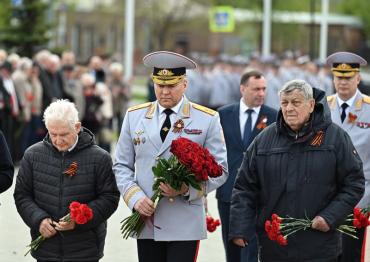 Фото В Челябинске полицейские и ветераны возложили цветы к монументу «Солдатам правопорядка»